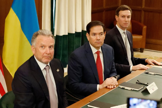 Đặc phái viên Mỹ về Trung Đông Steve Witkoff (trái), Ngoại trưởng Marco Rubio (giữa) và Jared Kushner, con rể Tổng thống Donald Trump, tại cuộc họp ở bang Florida ngày 30/11/2025. Ảnh: AP
