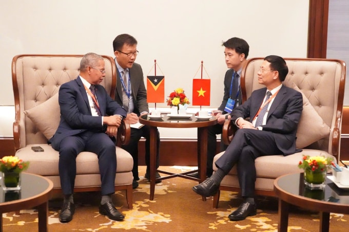 Bộ trưởng Nguyễn Mạnh Hùng tiếp song phương ông Miguel Marques Gonçalves Manetelu, Bộ trưởng Giao thông và Truyền thông Timor-Leste, bên lề Hội nghị ADGMIN lần thứ 6. Ảnh: Ánh Tuyết