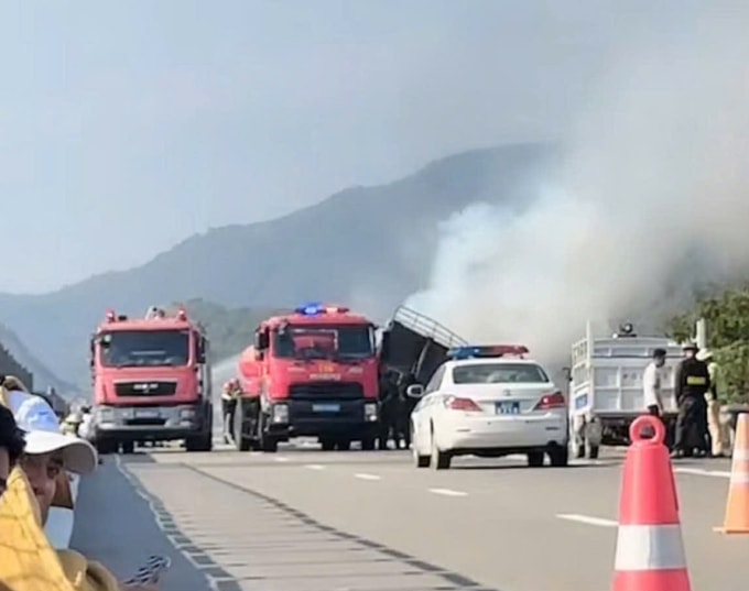 Hiện trường xe tải cháy trên cao tốc Cam Lâm -  Vĩnh Hảo sáng 18/1. Ảnh: Nguyễn Sao