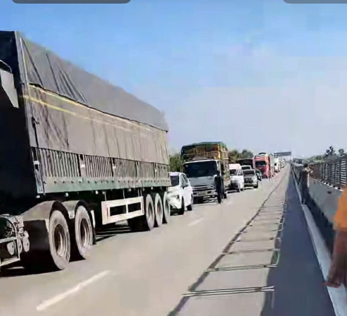 Cao tốc Cam Lâm - Vĩnh Hảo kẹt xe do vụ cháy sáng 18/1. Ảnh: Nguyễn Sao