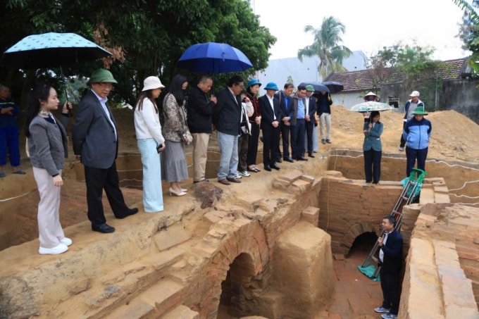 Các chuyên gia, nhà khoa học khảo sát khu vực mộ gạch Chạp Khê. Ảnh: Mai Hương