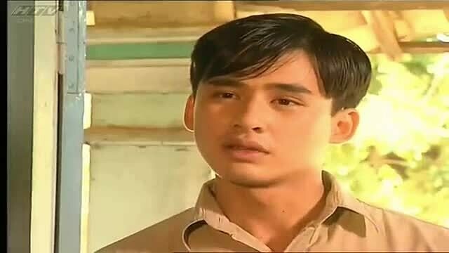 Cảnh Trúc (Nguyệt Ánh) được Phúc giúp đỡ khi gia đình bị đòi nợ