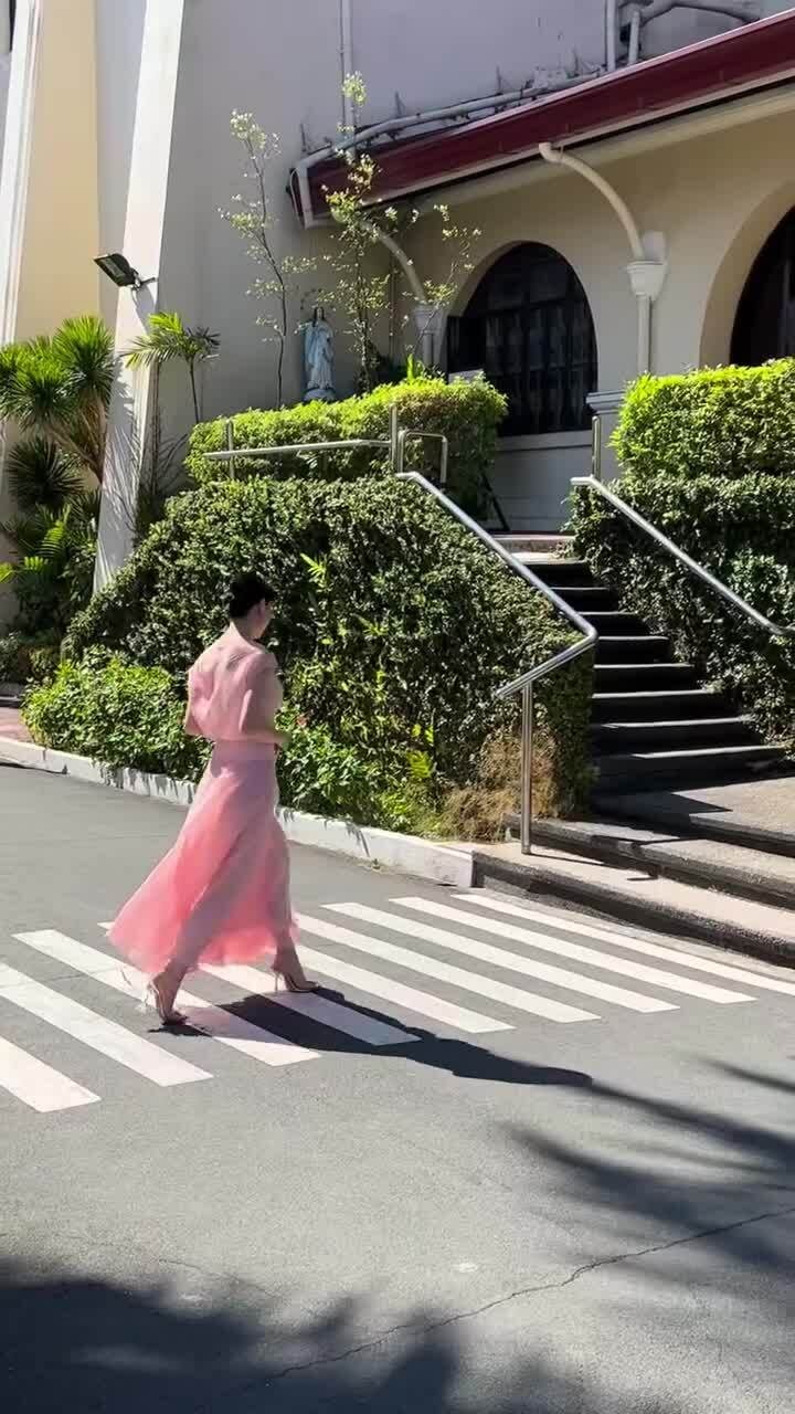 Phương Khánh dạo phố với đầm hồng