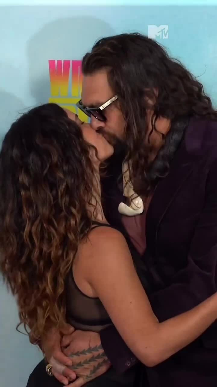 Jason Momoa hôn bạn gái kém 13 tuổi tại buổi ra mắt 