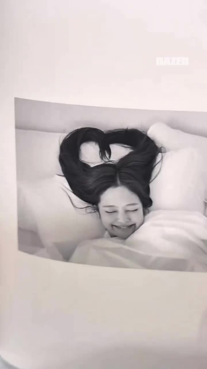 Một số trang trong photobook của Jennie