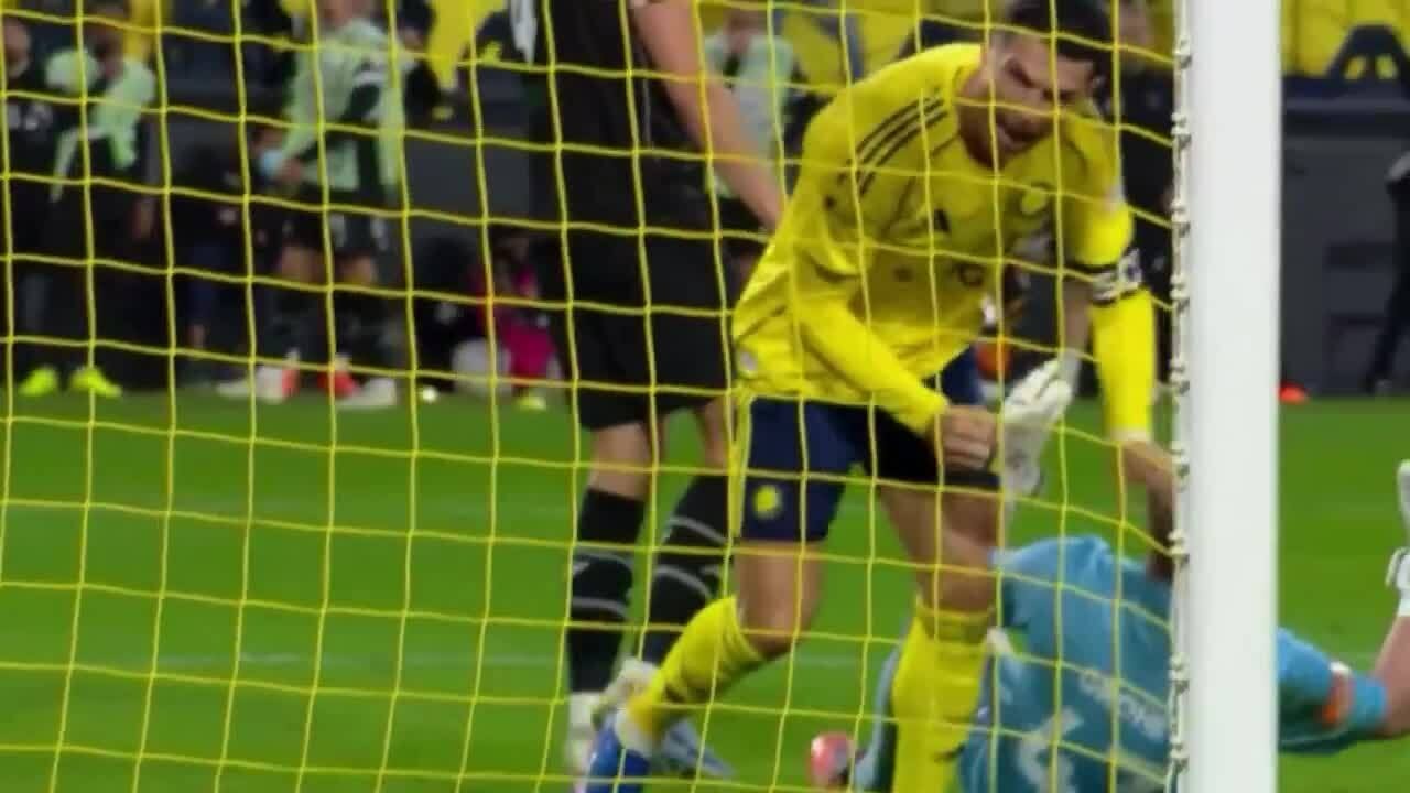 Ronaldo dúi đầu đối thủ