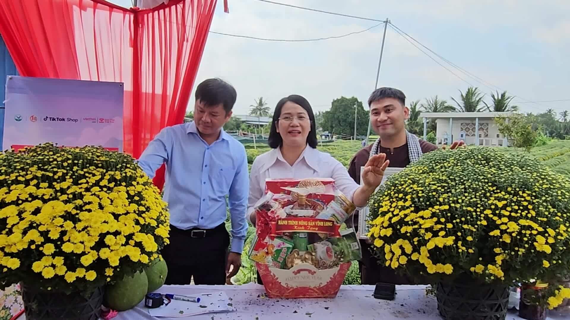 Nữ bí thư xã livestream 'giải cứu' hoa giúp nhà vườn