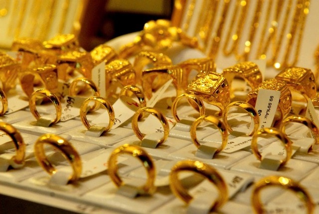 Giá vàng trong nước cao hơn thế giới, dự báo khó giảm tuần tới- Ảnh 1.