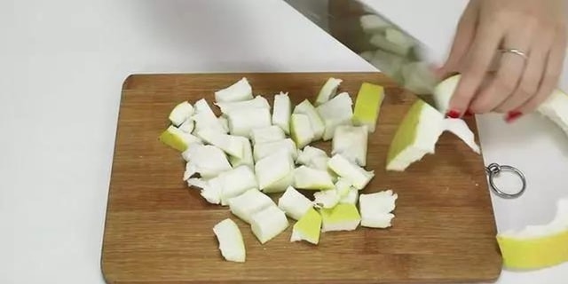 Mẹo hay nhà bếp đánh bay mùi hôi trong tủ lạnh chỉ trong 2 phút - Ảnh 1.