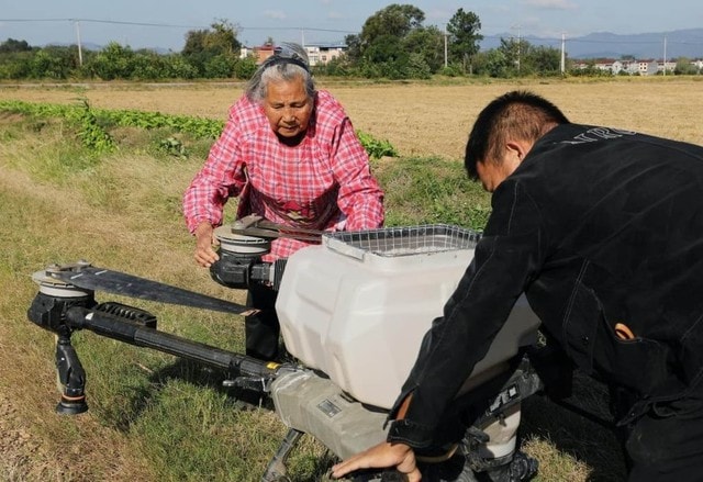 "Bà ngoại siêu ngầu": U90 gây sốt khi lái drone bón phân, bán gạo nline - Ảnh 4.