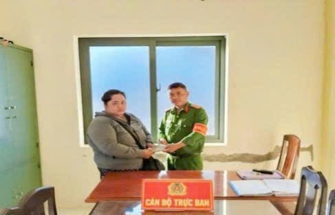 Người bán vé số dạo đem cọc tiền nhặt được nhờ công an tìm người đánh rơi - Ảnh 1.