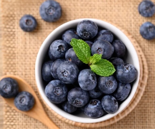 Những loại thực phẩm sau 40 tuổi nên ăn đều, giúp tim khỏe, da mịn và trẻ lâu tự nhiên - Ảnh 2.