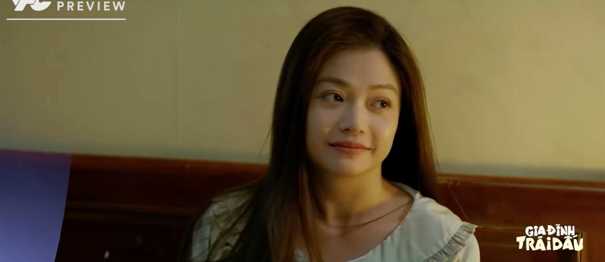 Bà Ánh có phần mủi lòng chuyện của chồng khi con gái an ủi.