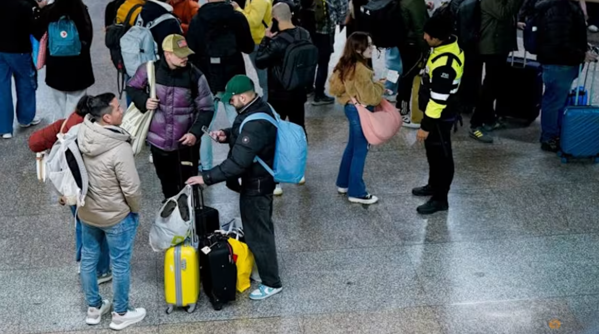 Hành khách tập trung tại ga do các chuyến tàu bị hủy bỏ sau vụ tai nạn. (Nguồn: CNA)