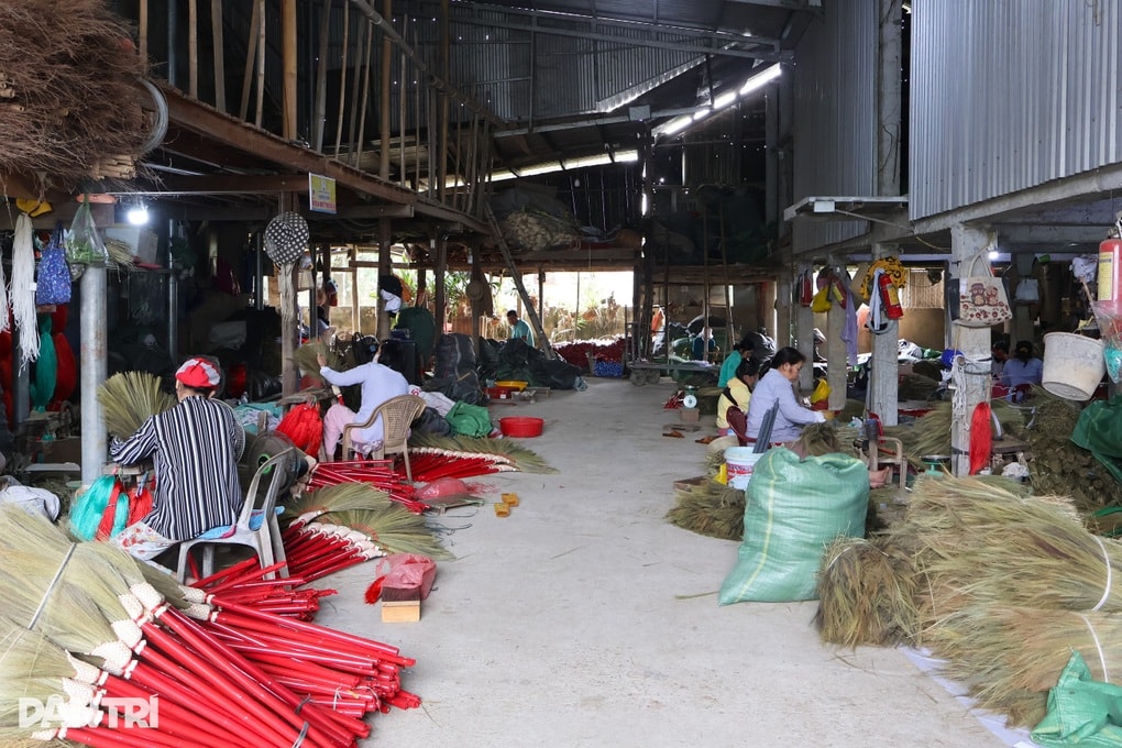 Cả làng quên ăn, bó chổi mỏi tay để “chạy đua” cùng Tết - 1