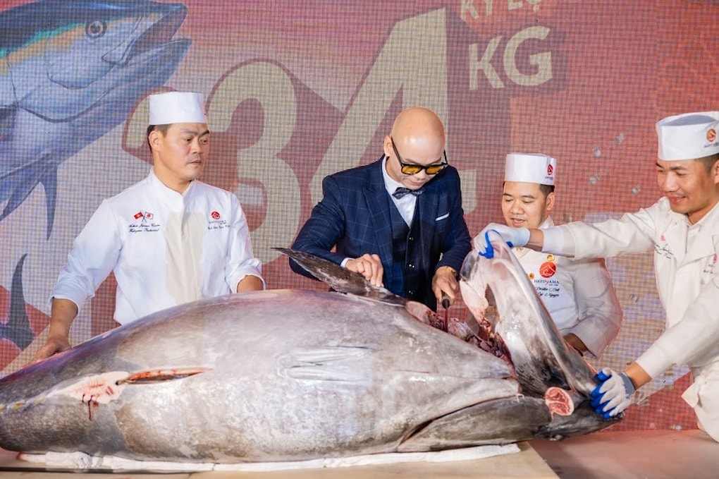 Phan Đinh Tùng trải nghiệm xẻ cá ngừ 234kg tại Hatoyama - 3