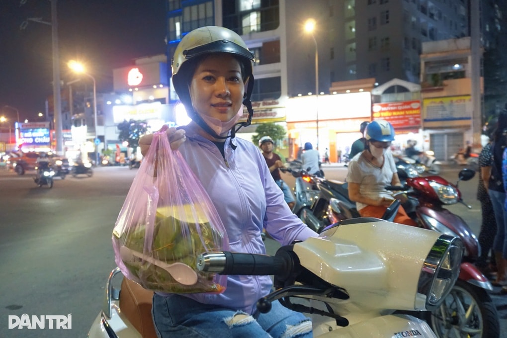 Xôi sầu riêng nguyên múi hơn 100.000 đồng, khách phải bốc số chờ mua - 3