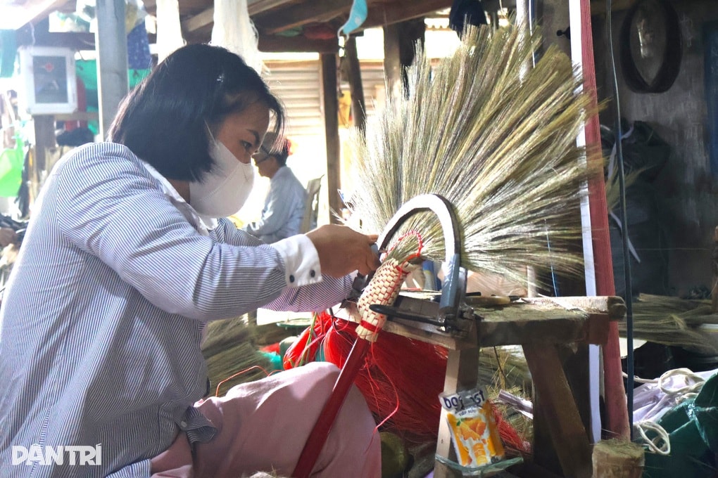 Cả làng quên ăn, bó chổi mỏi tay để “chạy đua” cùng Tết - 2