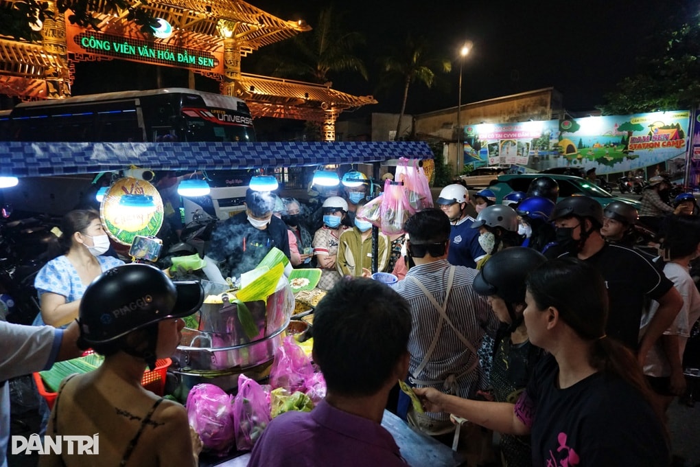 Xôi sầu riêng nguyên múi hơn 100.000 đồng, khách phải bốc số chờ mua - 1