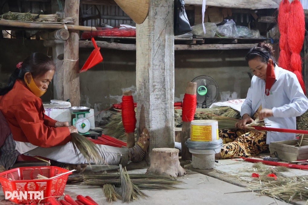 Cả làng quên ăn, bó chổi mỏi tay để “chạy đua” cùng Tết - 3