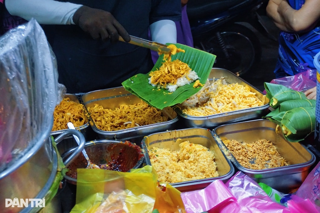 Xôi sầu riêng nguyên múi hơn 100.000 đồng, khách phải bốc số chờ mua - 4