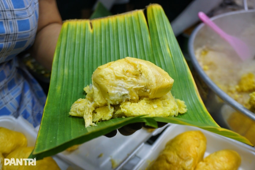 Xôi sầu riêng nguyên múi hơn 100.000 đồng, khách phải bốc số chờ mua - 2