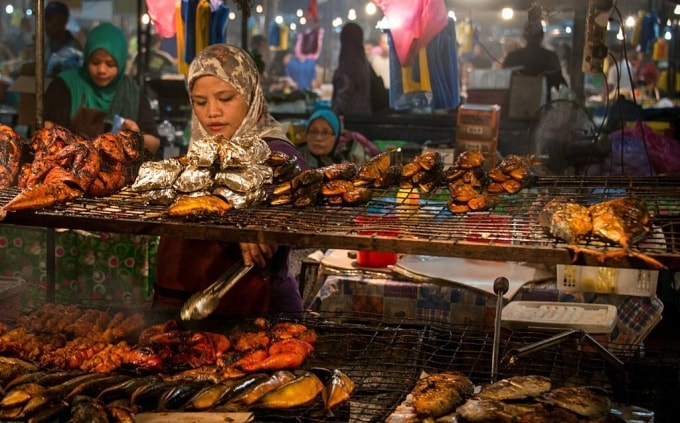Chợ đêm Gadong ở Brunei. Ảnh: Dz Traveler