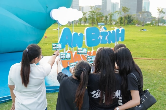 Các bạn trẻ check-in đăng tải trên mạng xã hội. Ảnh: Minh Ngọc