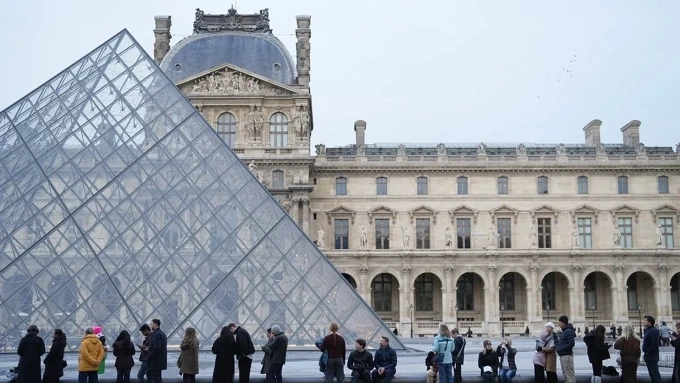 Khách tham quan bảo tàng Louvre, Pháp. Ảnh: AP