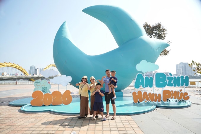 Nhiều gia đình đưa con đến tham quan địa điểm và chụp hình lưu niệm. Ảnh: Minh Ngọc