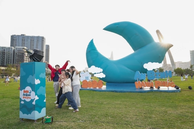 Các bạn trẻ tạo dáng trước máy chụp hình lấy ngay. Ảnh: Minh Ngọc