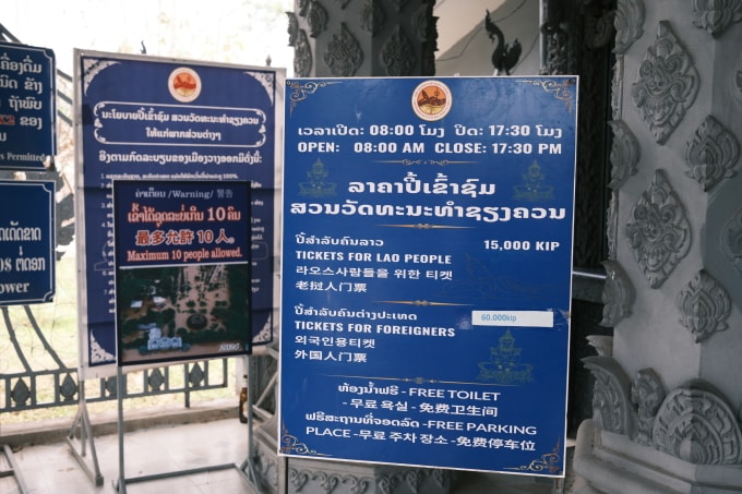 Giá vé vào cổng Vườn tượng Phật Xieng Khuan cho khách nước ngoài cao gấp 4 lần khách địa phương. Ảnh: Bích Phương