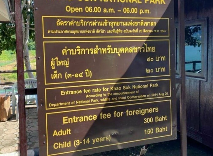 Giá vé vào cửa Vườn quốc gia Khao Sok bằng tiếng Anh và tiếng Thái. Ảnh: ASEANNOW