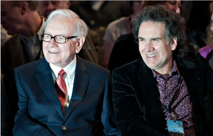 Warren Buffett và con trai Peter Buffett, hiện 67 tuổi. Ảnh: Fortune