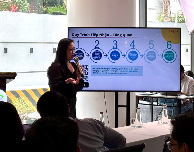 Nguyễn Bảo Thoa, Giám đốc Đông Nam Á của AVPN hướng dẫn starup về quy trình tiếp cận các chương trình của AVPN. Ảnh: Sihub