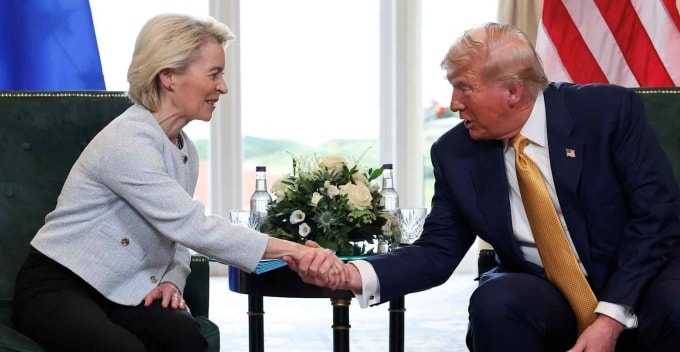 Chủ tịch Ủy ban châu Âu Ursula von der Leyen ngồi cùng Tổng thống Mỹ Donald Trump tại Turnberry, Scotland, Anh ngày 27/7/2025. Ảnh: Reuters