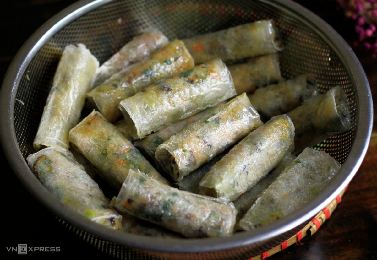Nem rán là món ăn truyền thống quen thuộc trong ngày Tết. Ảnh: Bùi Thủy