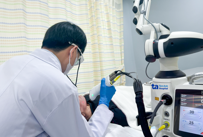 Bác sĩ sử dụng laser 6D điều trị tình trạng mụn viêm, đỏ da cho chị Mai. Ảnh: Bệnh viện Đa khoa Tâm Anh