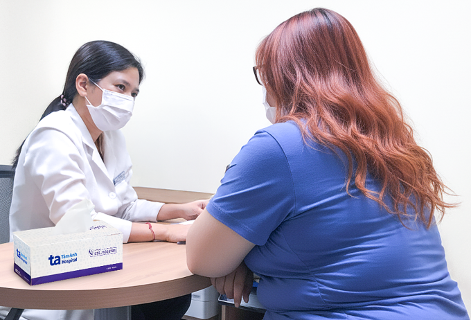 Bác sĩ Trâm khám, tư vấn điều trị giảm cân cho My. Ảnh: Bệnh viện Đa khoa Tâm Anh