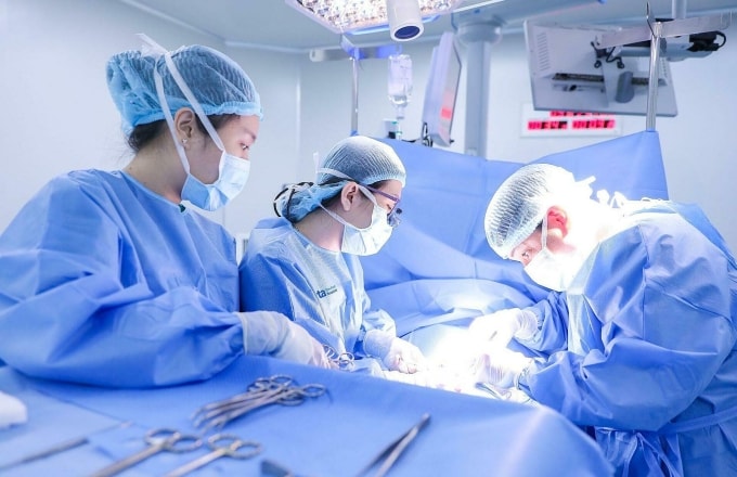 Bác sĩ Tuấn (phải) cùng êkíp phẫu thuật cho bé Huy. Ảnh: Bệnh viện Đa khoa Tâm Anh