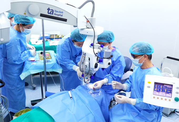 Bác sĩ thực hiện phẫu thuật cho người bệnh. Ảnh: Bệnh viện Đa khoa Tâm Anh