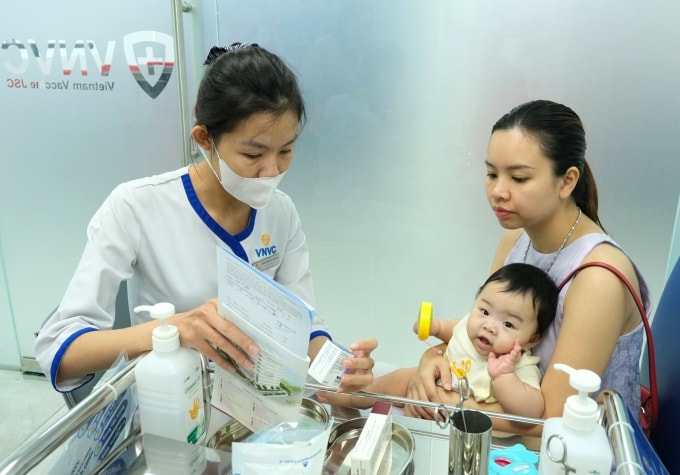 Bé gái 8 tháng tuổi được mẹ đưa đi tiêm vaccine não mô cầu tại VNVC Nhà Bè. Ảnh: Hoàng Dương