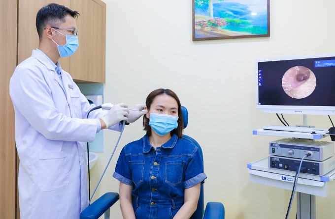 Bác sĩ Thạch đang nội soi tai cho một người bệnh. Ảnh: Phòng khám Đa khoa Tâm Anh Quận 7