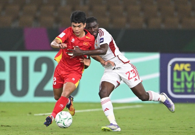 Tiền đạo Nguyễn Lê Phát đi bóng trong trận Việt Nam thắng UAE ở tứ kết U23 châu Á trên sân Prince Abdullah Al-Faisal, thành phố Jeddah, Arab Saudi tối 16/1/2026. Ảnh: AFC