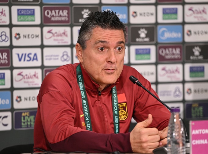 HLV Antonio Puche Vicente tham dự họp báo tại vòng chung kết U23 châu Á 2026. ở Arab Saudi Ảnh: AFC