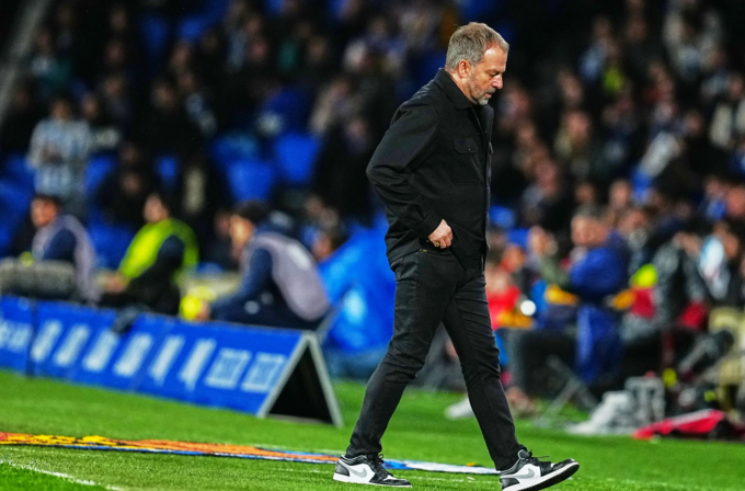 HLV Hansi Flick phản ứng trong trận. Ảnh: AP