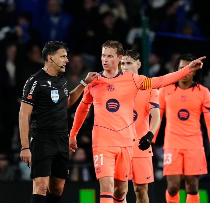 Frenkie De Jong trao đổi với trọng tài Jesús Gil Manzano trong trận Barca thua Sociedad 1-2 ở vòng 20 La Liga ngày 18/1/2026. Ảnh: Viva Barca