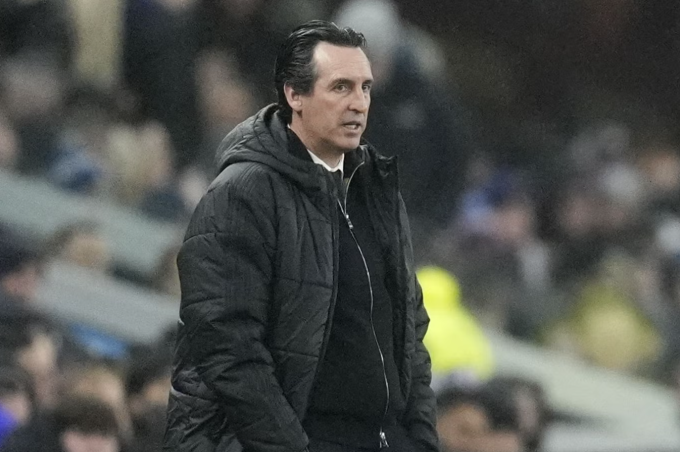 HLV Unai Emery phản ứng trong trận. Ảnh: PA