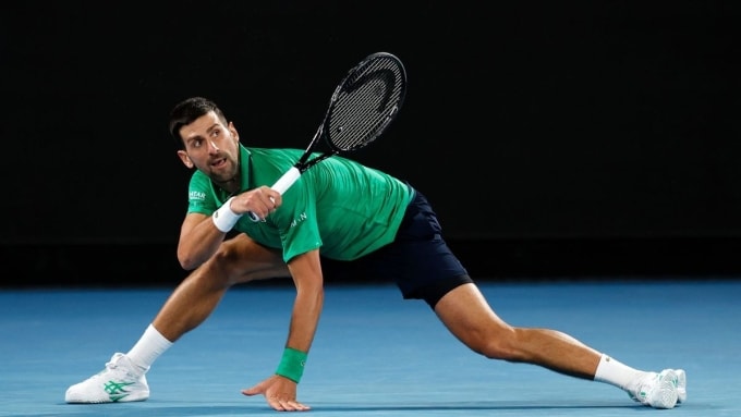 Djokovic cứu bóng trong trận gặp Martinez ở vòng một Australia Mở rộng, trên sân Rod Laver, Melbourne, Australia hôm 19/1. Ảnh: Reuters