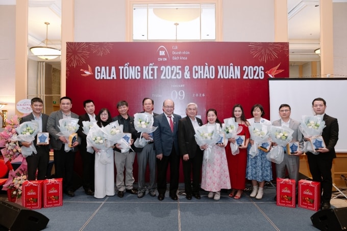 Ông Huỳnh Quyết Thắng - Hiệu trưởng Đại học Bách khoa Hà Nội và TS. Nguyễn Quân tặng hoa cho các nhà tài trợ của Câu lạc bộ Doanh nhân Bách Khoa. Ảnh: Câu lạc bộ Doanh nhân Bách Khoa